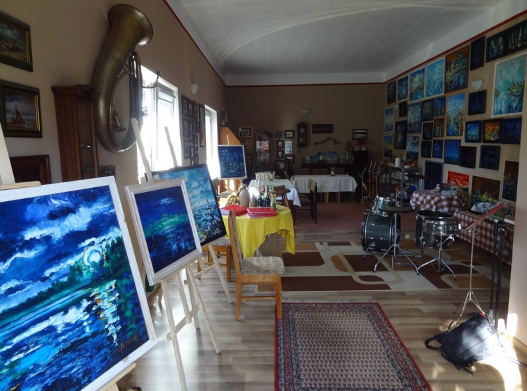 Villa Astrid - domki Muzykalnia - zajęcia plastyczne, pr&oacute;by orkiestry dętej?v=